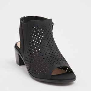 BLACK FAUX SUEDE PERFORATED BLOCK HEEL (WW)